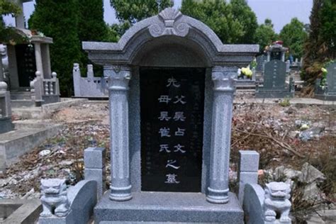 墓名碑|墓碑（立在坟墓前面或后面的、上面刻载死者姓名、经历事迹等文。